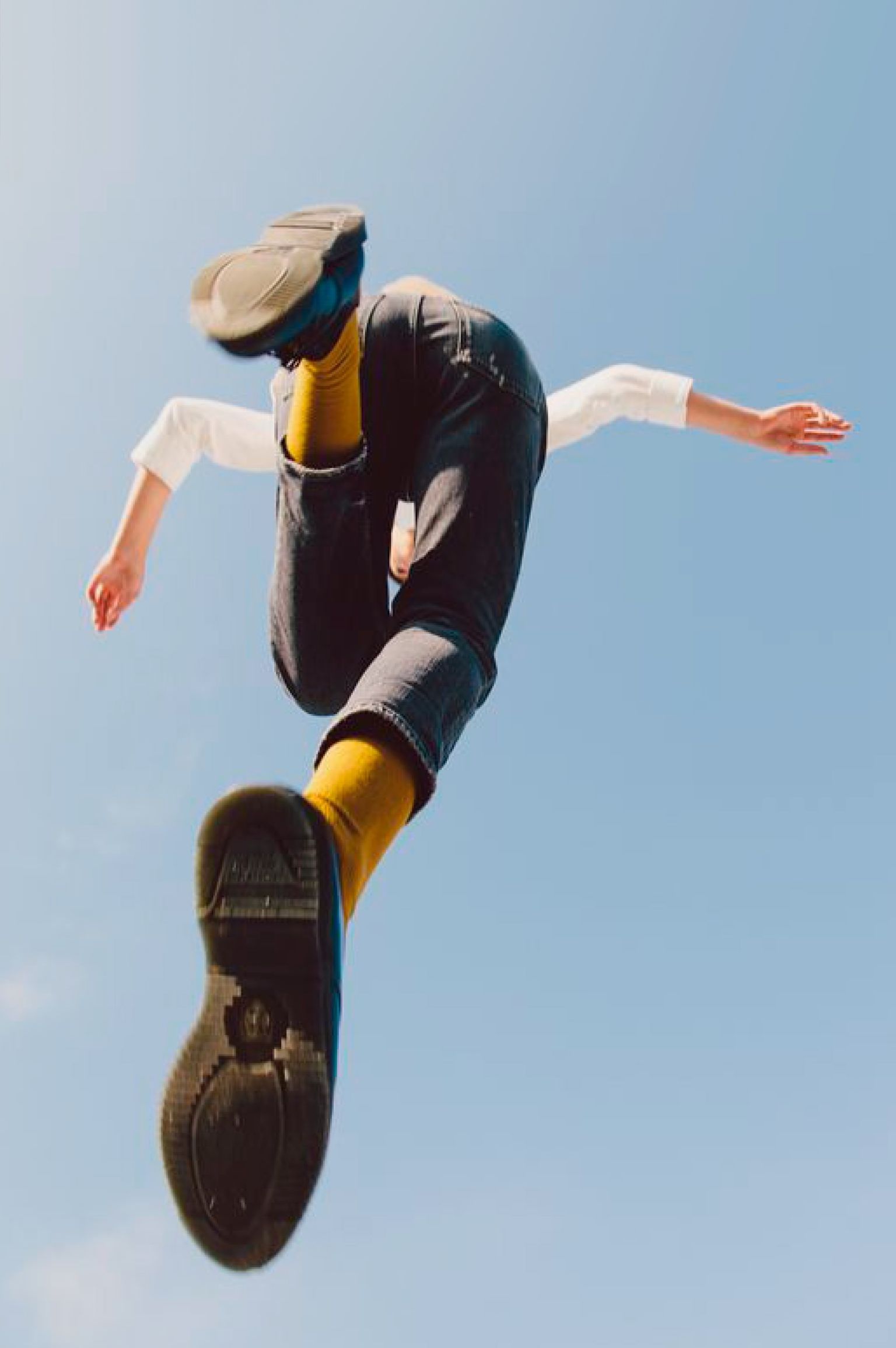 EL PRIMER CALZADO CASUAL LIGERO CON SUELA DE GOMA DEL MUNDO — REVOLUCIONANDO EL CALZADO Y