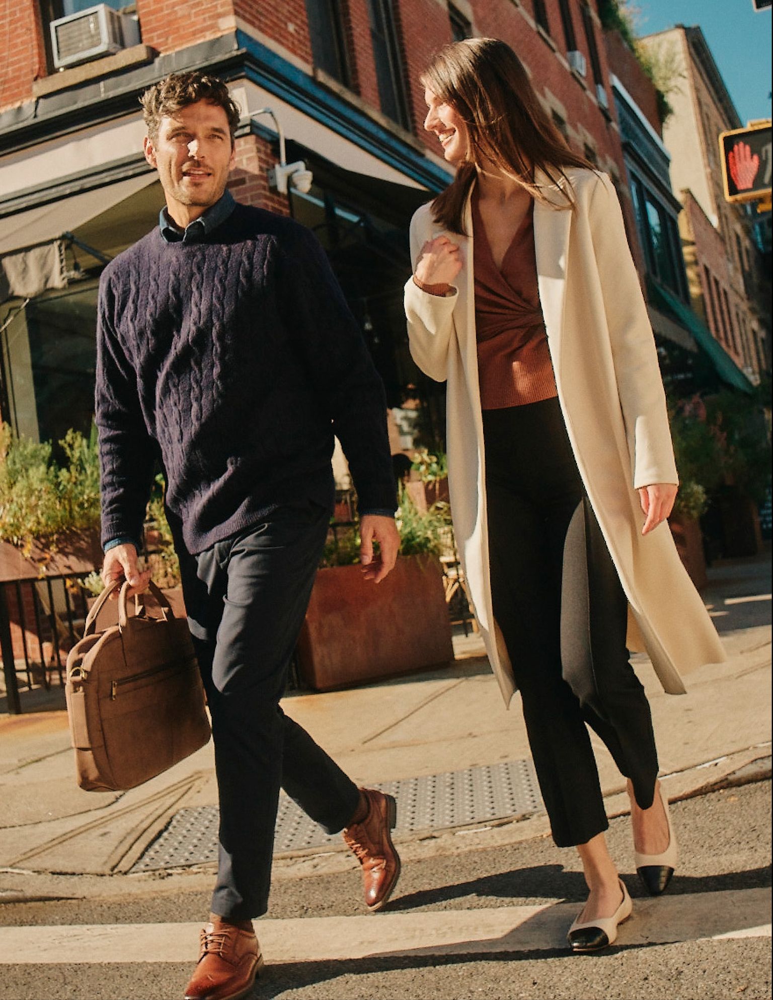 HOMBRES Y MUJERES ACTIVOS QUE APRECIAN LO MEJOR EN COMODIDAD, ESTILO E INNOVACIÓN.